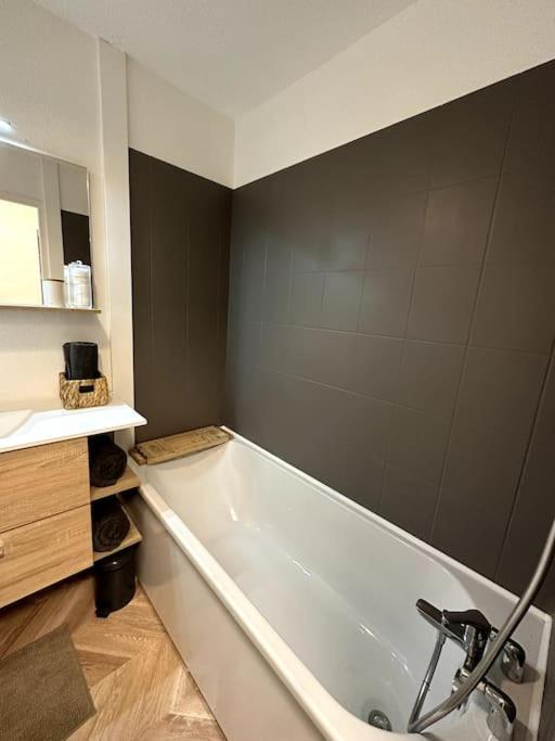 Appartement Cosy Avec Balcon Et Piscine Besancon Ngoại thất bức ảnh